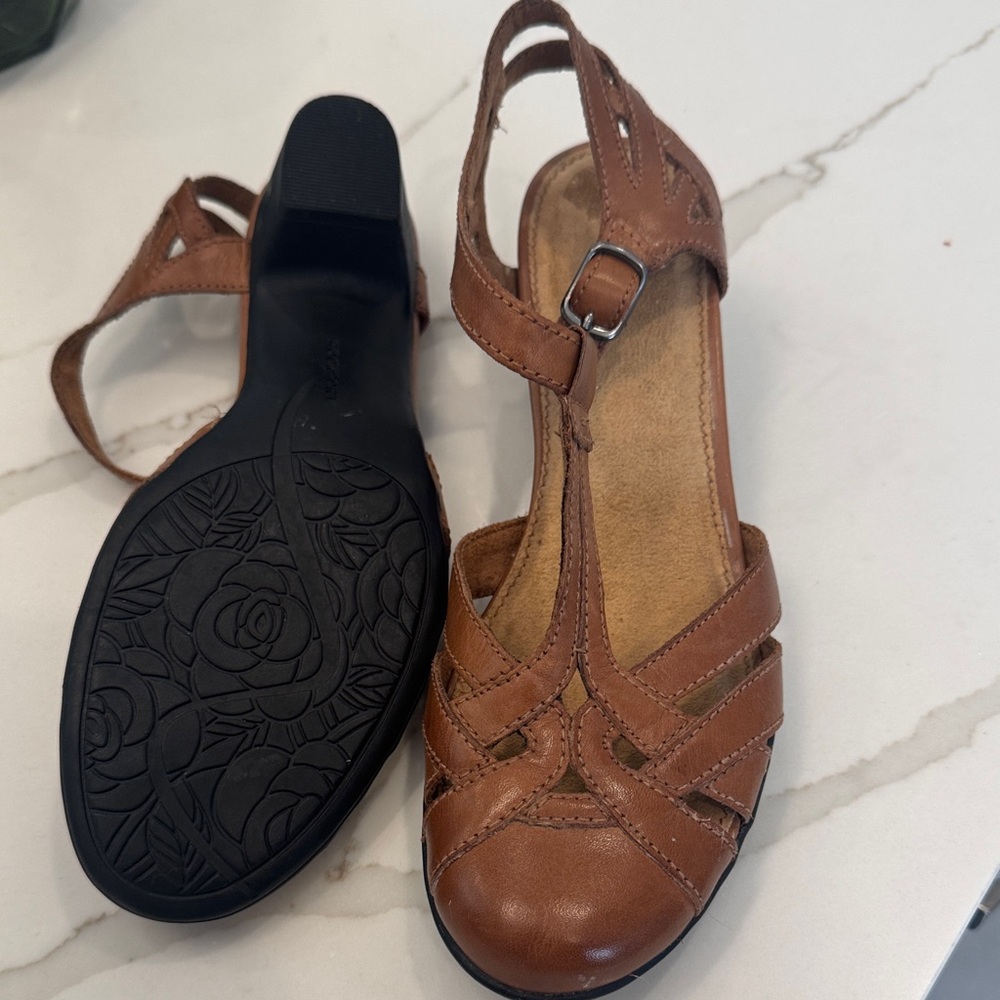 Cute brown Rockport sandals